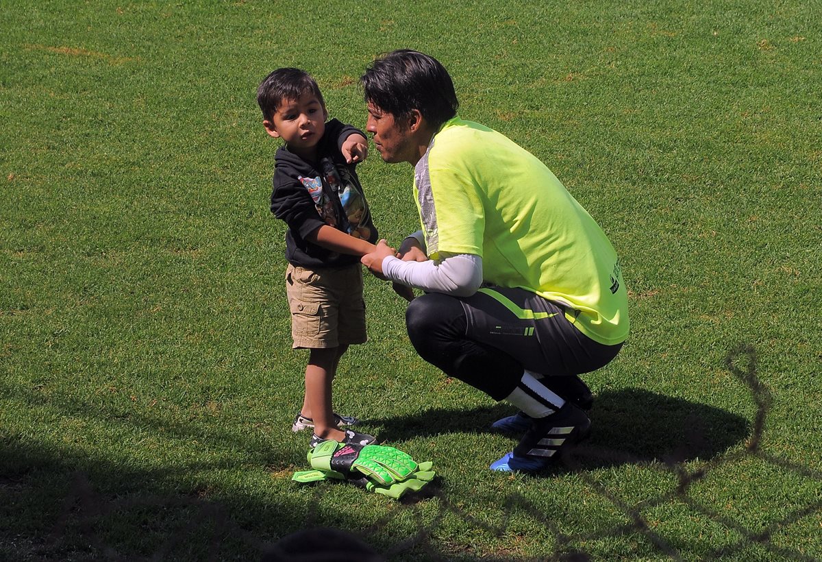 Iker (izquierda) dialoga con su padre en la gramilla del estadio Pensativo de Antigua. (Foto Prensa Libre: Carlos Vicente)