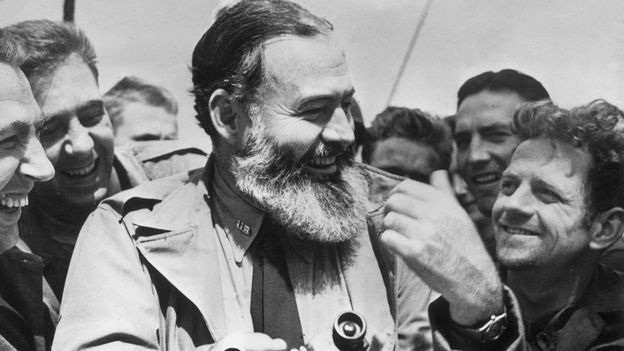 Fueron los soldados de la Segunda Guerra Mundial los que trajeron las sonrisas perfectas a EE.UU. Aquí un grupo de ellos con el escritor Ernest Hemingway cuando trabajaba como corresponsal de guerra. GETTY IMAGES