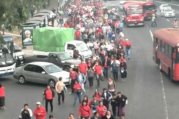 Nueva protesta de salubristas en la capital, marchan para exigir al Congreso fondos para salud. (Foto Prensa Libre: É. Ávila)<br _mce_bogus="1"/>