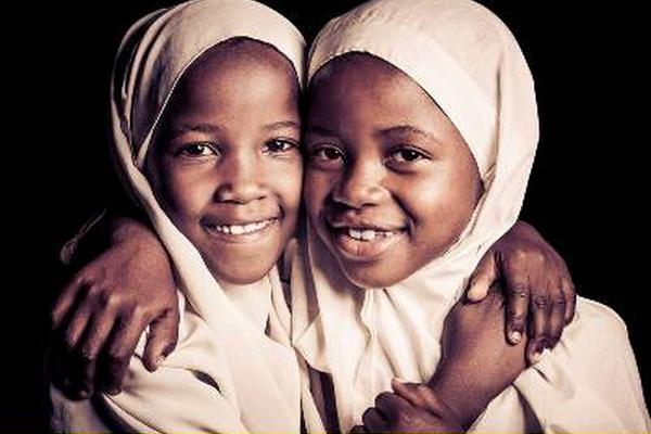 El secuestro de más de 200 niñas de una escuela en Nigeria, por el grupo rebelde islamista Boko Haram, la noticia ha dado la vuelta por medio de Twitter, bajo el lema #Bring back our girls. (Foto Prensalibre: Agencias)