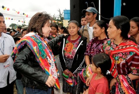 La esposa del presidente Álvaro Colom, Sandra Torres, saluda a pobladores de Quiché, en Chichicastenango. (Foto Prensa Libre: Óscar Figueroa)