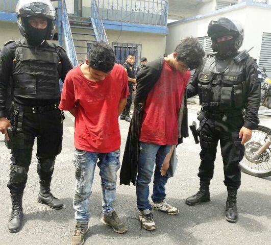 Dos detenidos por la PNC acusados de intentar robar una motocicleta. (Foto Prensa Libre: PNC)