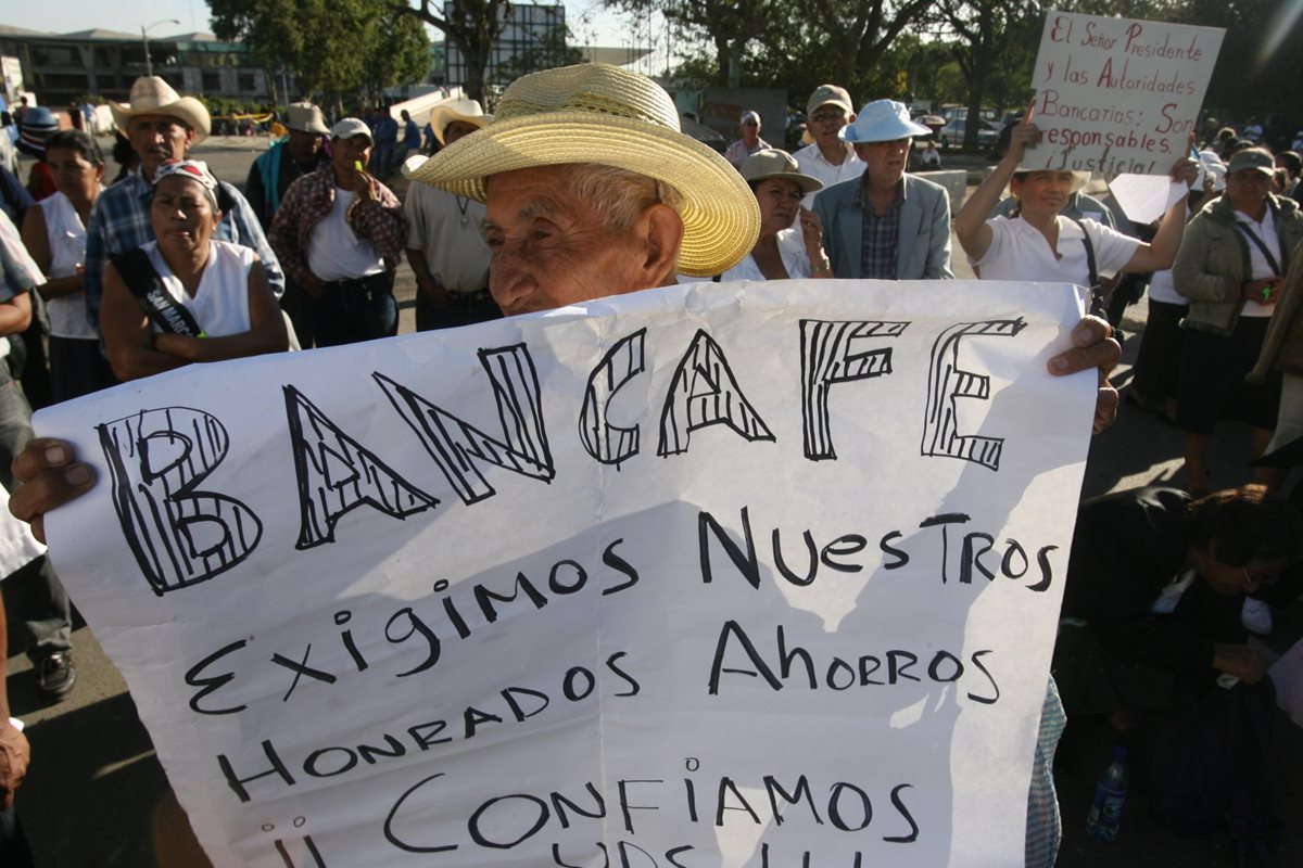 Unos 3 mil 330 cuentahabientes e inversionistas fueron estafados por los directivos de Bancafé (Foto Prensa Libre: Hemeroteca). 
