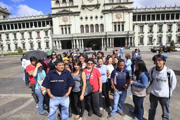 Un grupo de maestros protesta en la Plaza de la Constitución para que el Mineduc libere 23 mil plazas congeladas. (Foto Prensa Libre: Erick Ávila)<br _mce_bogus="1"/>
