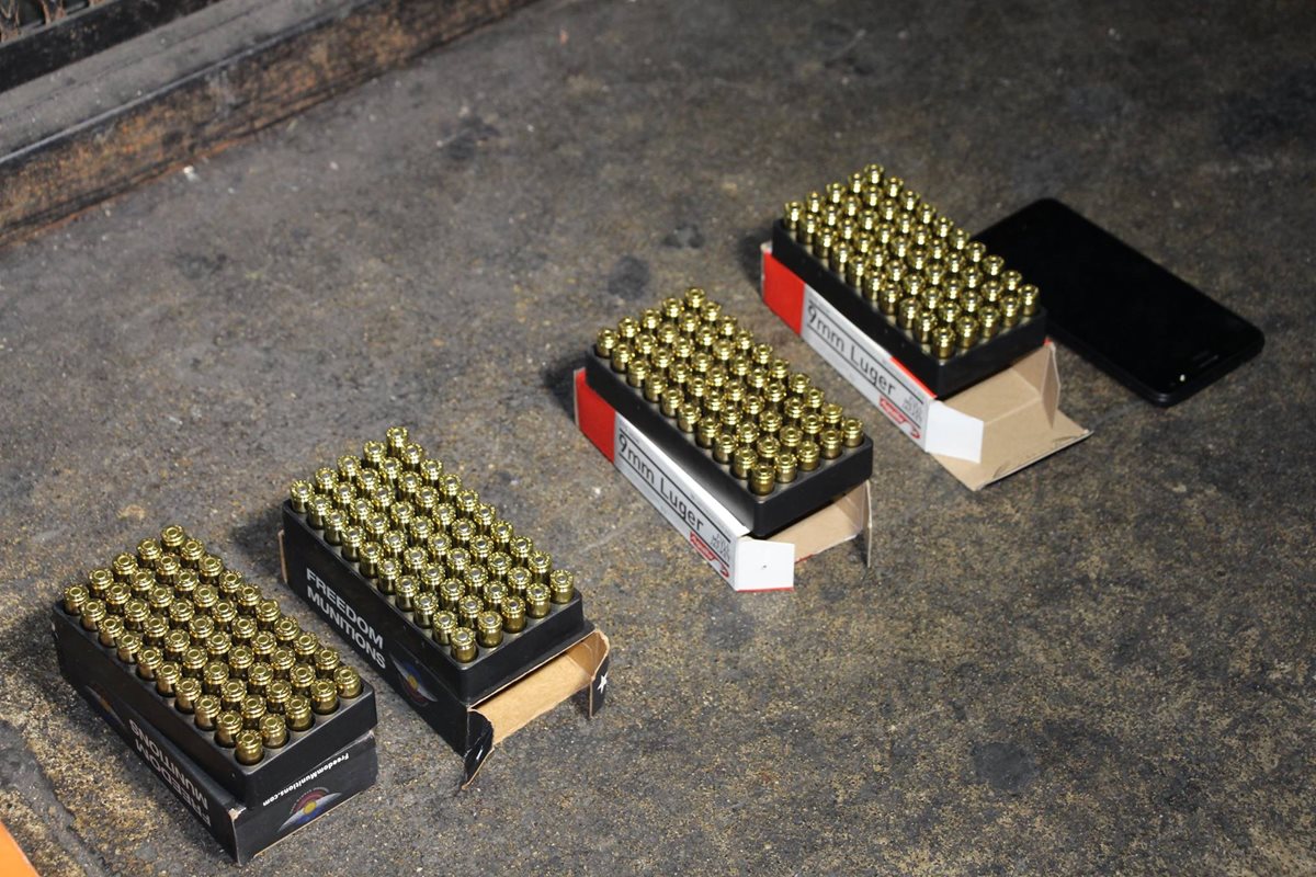 La PNC reporta que encontró cuatro cajas de municiones a dos jóvenes que capturó en la calle de ingreso al Preventivo para Hombre de la zona 18. (Foto, Prensa Libre: Facebook de PNC)