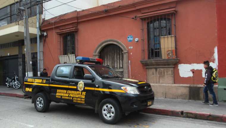 La PNC resguarda las oficinas del Congreso en la 10a. calle y 9a. avenida de la zona 1, luego de la denuncia del robo. (Foto Prensa Libre: Álvaro Interiano)