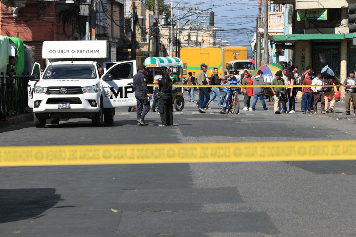 Al menos un muerto y tres heridos dejó un ataque armado en la zona 1 de la capital. (Foto Prensa Libre: Carlos Hernández)