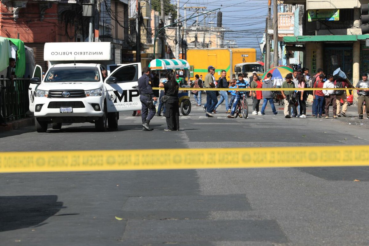 Al menos un muerto y tres heridos dejó un ataque armado en la zona 1 de la capital. (Foto Prensa Libre: Carlos Hernández)