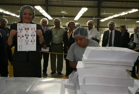 El TSE adquirió 10 mil 761 resmas de papel  para la impresión de las boletas electorales de la primera ronda, celebrada el 11 de  septiembre del 2011.