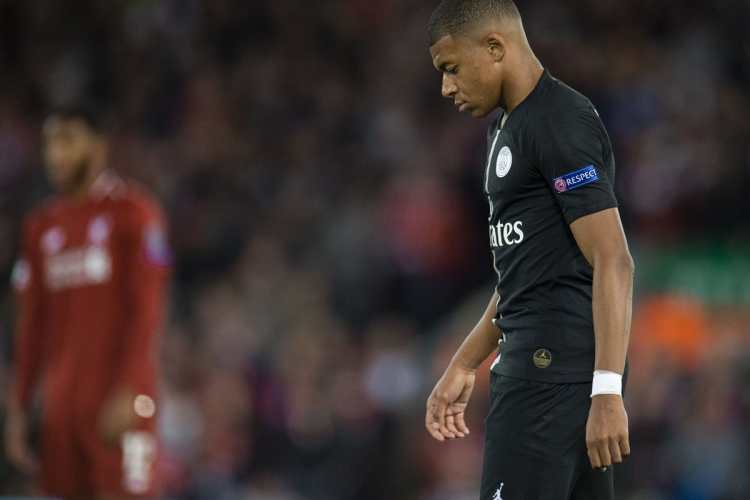 Kylian Mbappé muestra su desilusión al finalizar el partido, en Anfield. (Foto Prensa Libre: EFE)