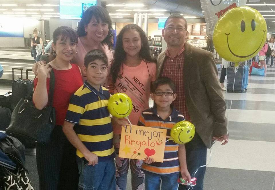 La familia Argueta Gramajo fue recibida por la guatemalteca Lisset García Ortega, a su llegada al aeropuerto de Chicago. (Foto Prensa Libre: Facebook)