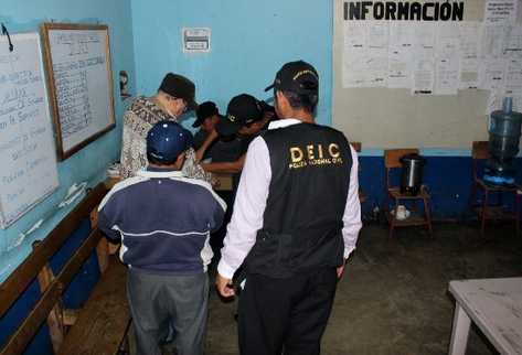Los dos religiosos son llevados a la sede de la PNC, en Santa Cruz del Quiché, para luego ser trasladados a la cárcel local.