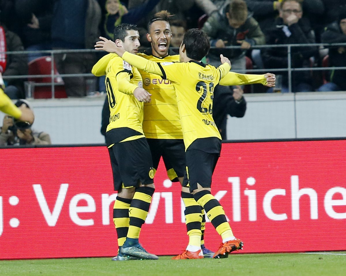 Borussia Dortmund celebra el triunfo en condición de visitante con el Maguncia. (Foto Prensa Libre: AP)
