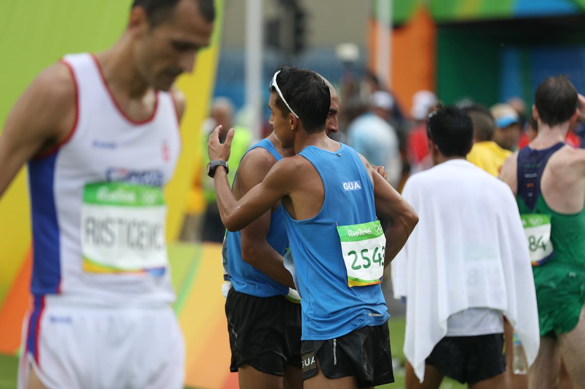 García y Trujillo se funden en un abrazo al finalizar la competencia de este domingo. (Foto Prensa Libre: COG)