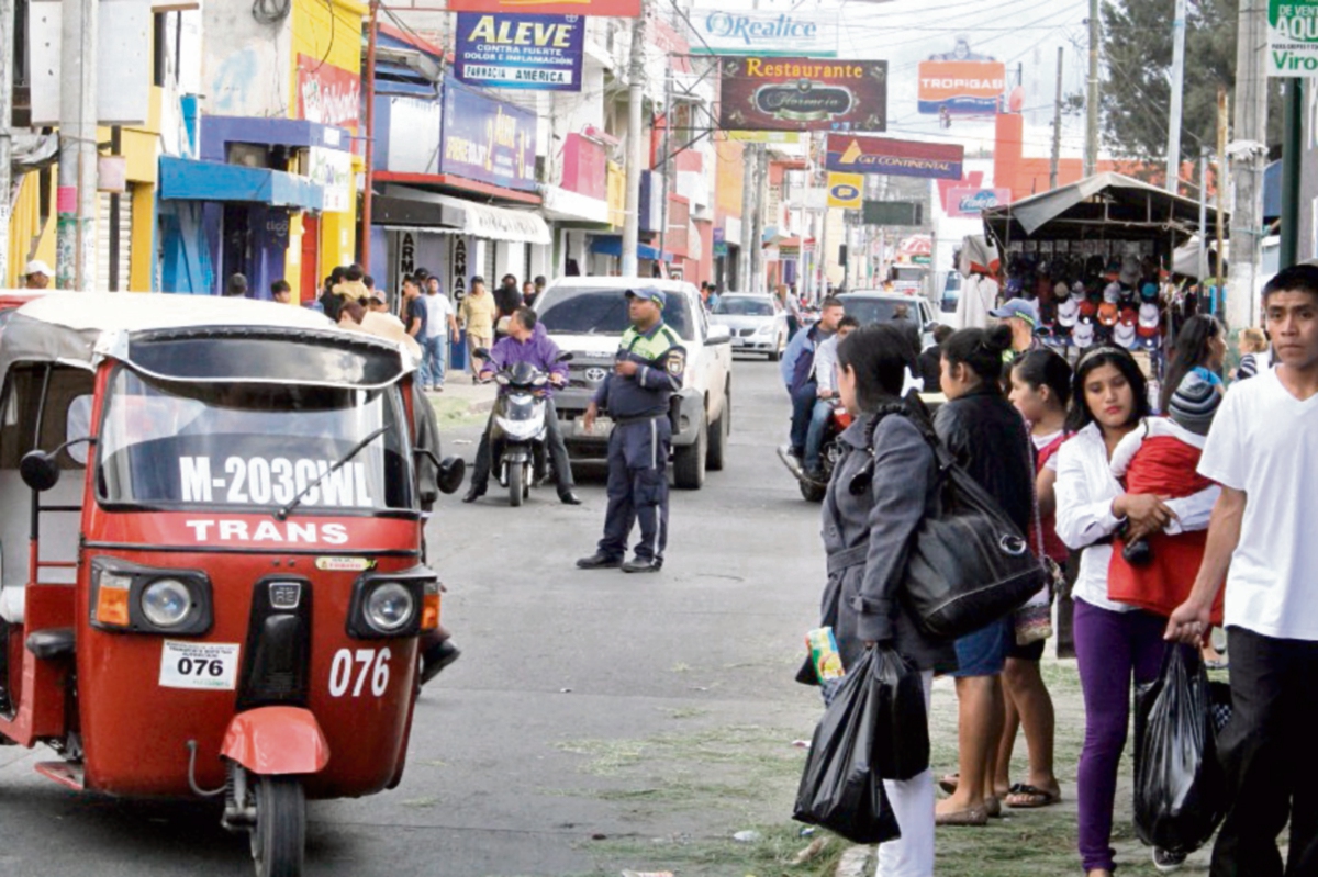 Un agente  de la Policía Municipal de Tránsito, ordena la circulación vehicular en la cabecera de Jalapa.