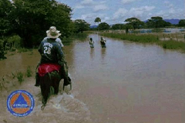 Vecinos de la aldea Matamoros II se movilizan en terrenos anegados por el desborde del rió Los Esclavos. (Foto Prensa Libre: Conred). <br _mce_bogus="1"/>