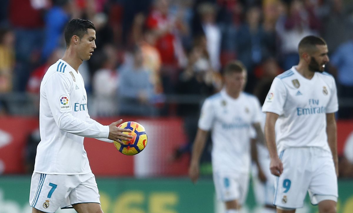 Cristiano Ronaldo se lamenta en la derrota del Real Madrid en Girona. (Foto Prensa Libre: AP)