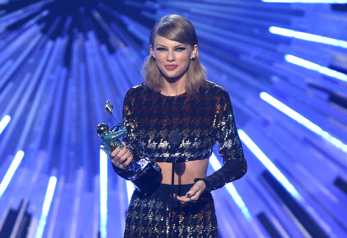 La cantante estadounidense Taylor Swift se llevó varios premios en los MTV VMA 2015, entre ellos, mejor video del año. (Foto Prensa Libre: AP)