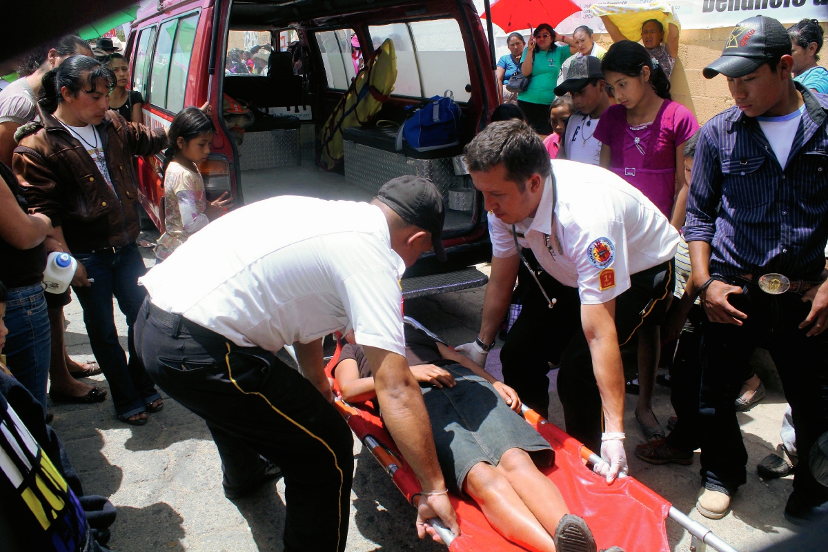 Socorristas atienden a una persona que se desmayó por la larga espera de Manuel Baldizón, en Jalapa. (Foto Prensa Libre: Hugo Oliva)