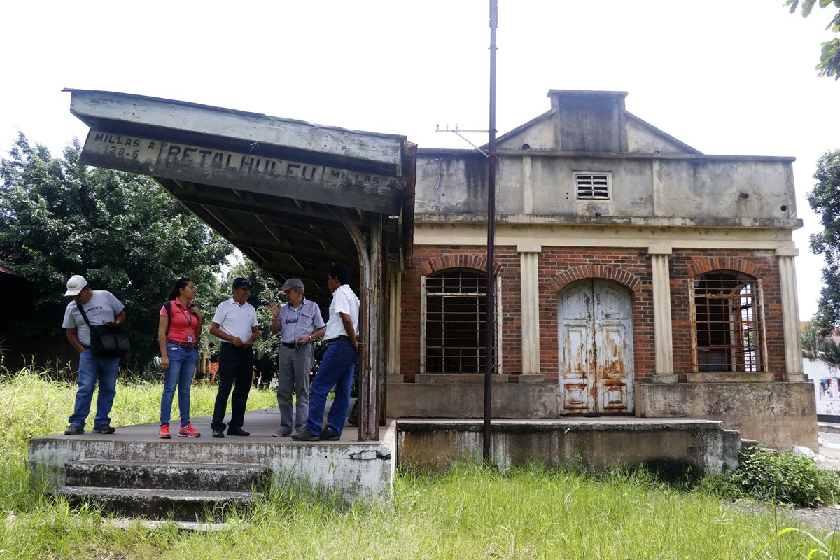 Integrantes del Grupo Gestor de Retalhuleu verifican estado de la antigua estación de tren. (Foto Prensa Libre: Rolando Miranda)