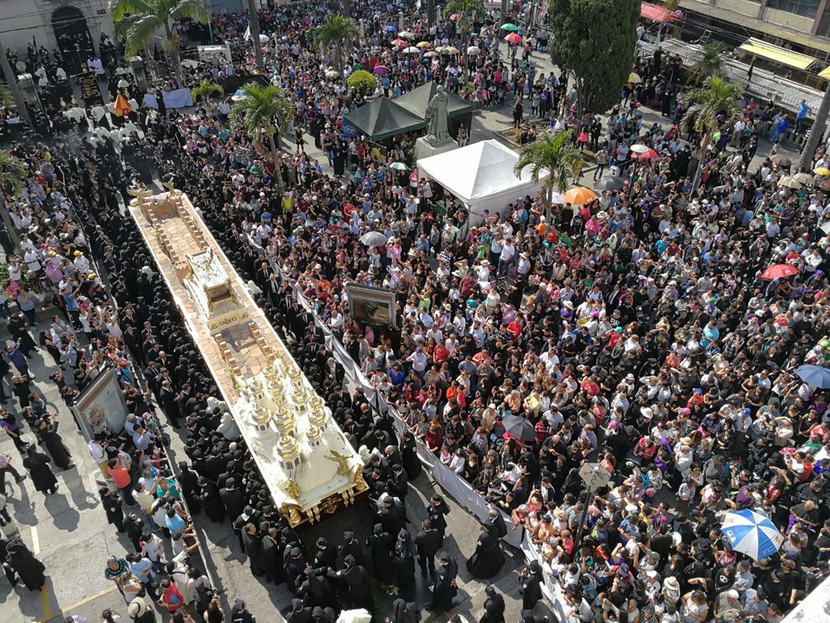 La imagen de la parroquia Nuestra Señora de los Remedios El Calvario, es la primera en hacer su recorrido. (Foto Prensa Libre: Óscar Rivas)