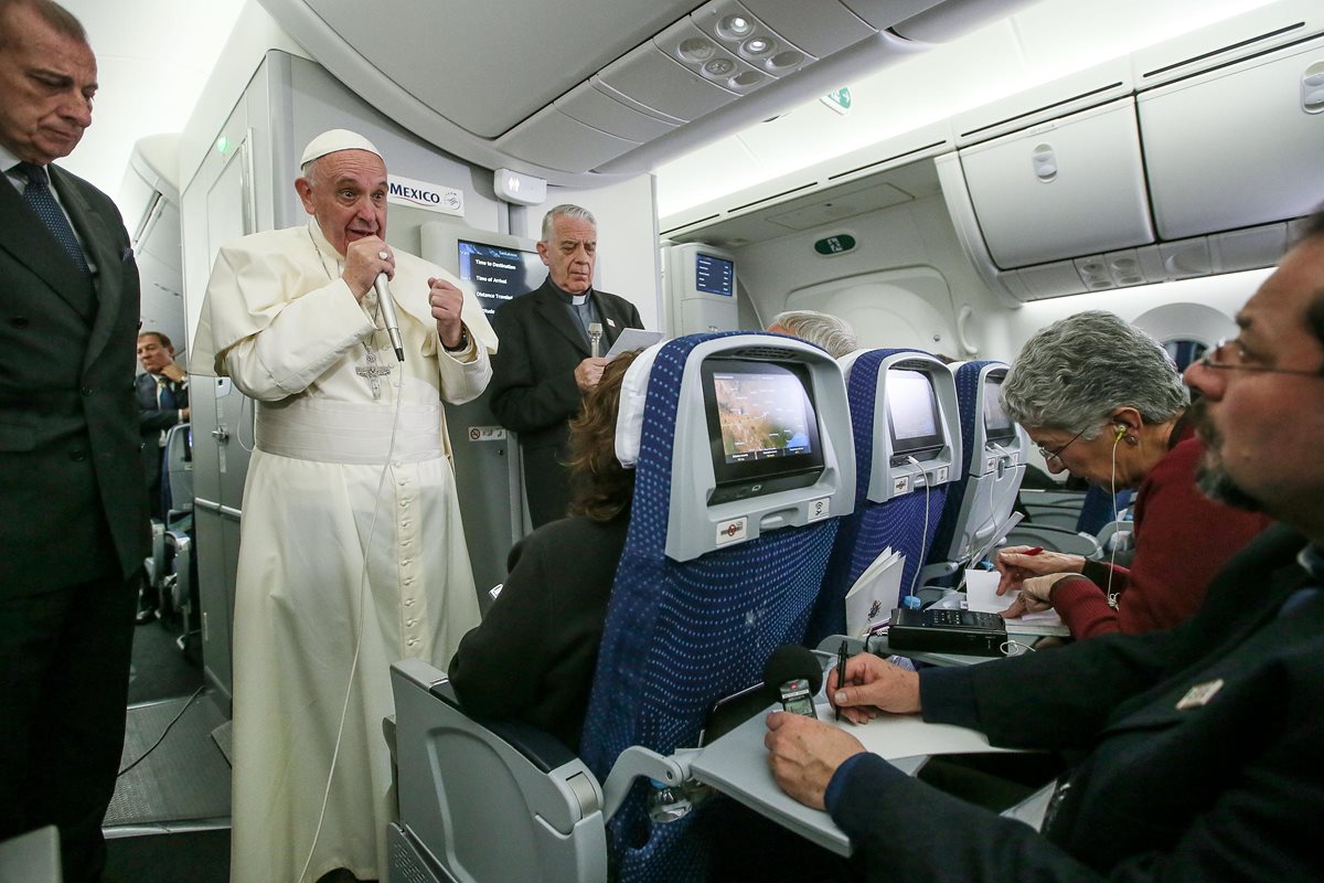 El papa ofrece una conferencia de prensa durante el vuelo de regreso, después de su gira por México. (Foto Prensa Libre: AP).