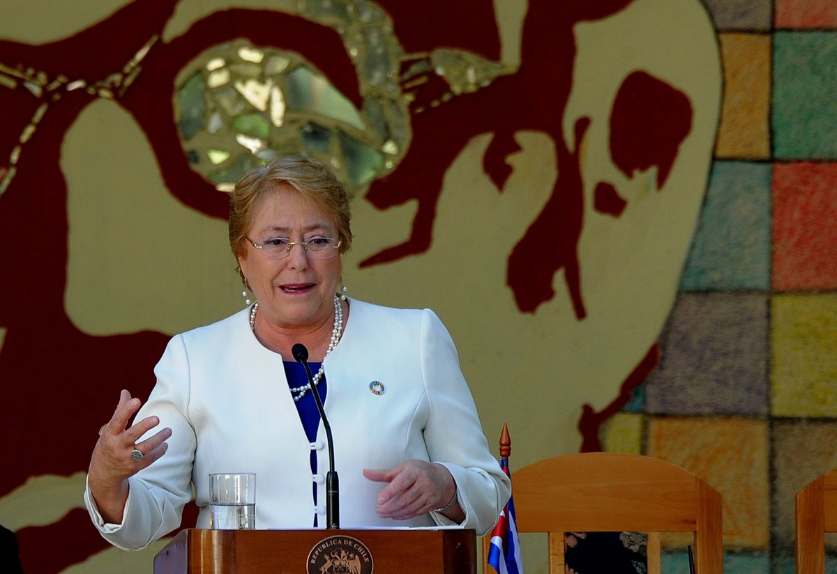 La presidenta chilena Michelle Bachelet pronunció un discurso en la Escuela Pedagógica Salvador Allende. (AFP).