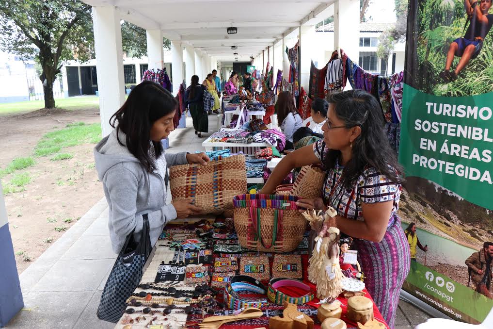 Un grupo de quetzaltecas participó recientemente en una feria organizada por el Inab y el Mineco para promover el empoderamiento económico de las mujeres. (Foto Prensa Libre: María José Longo)