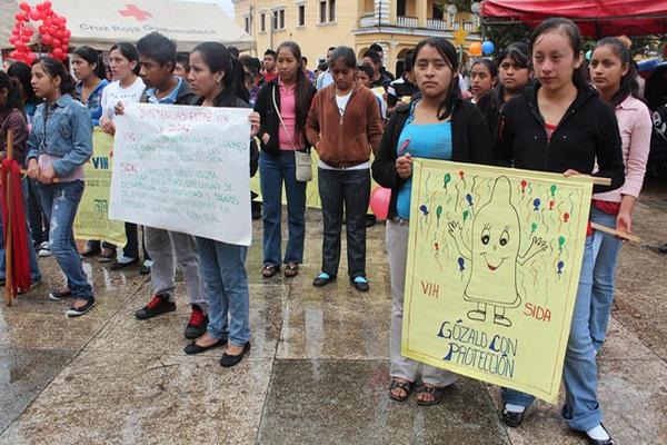Jóvenes, mujeres y hombres portaron carteles para promover la prevención y tratamiento del sida, en Cobán. (Foto Prensa Libre: Eduardo Sam Chun)<br _mce_bogus="1"/>