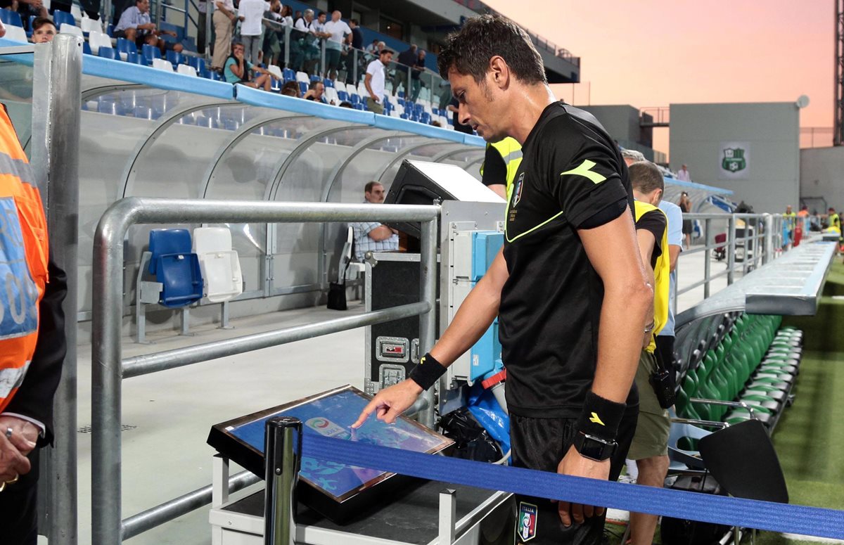 Antonio Damato observa el monitor en el partido de la Serie A, entre el Genova y el Sassuolo. (Foto Prensa Libre: AP)