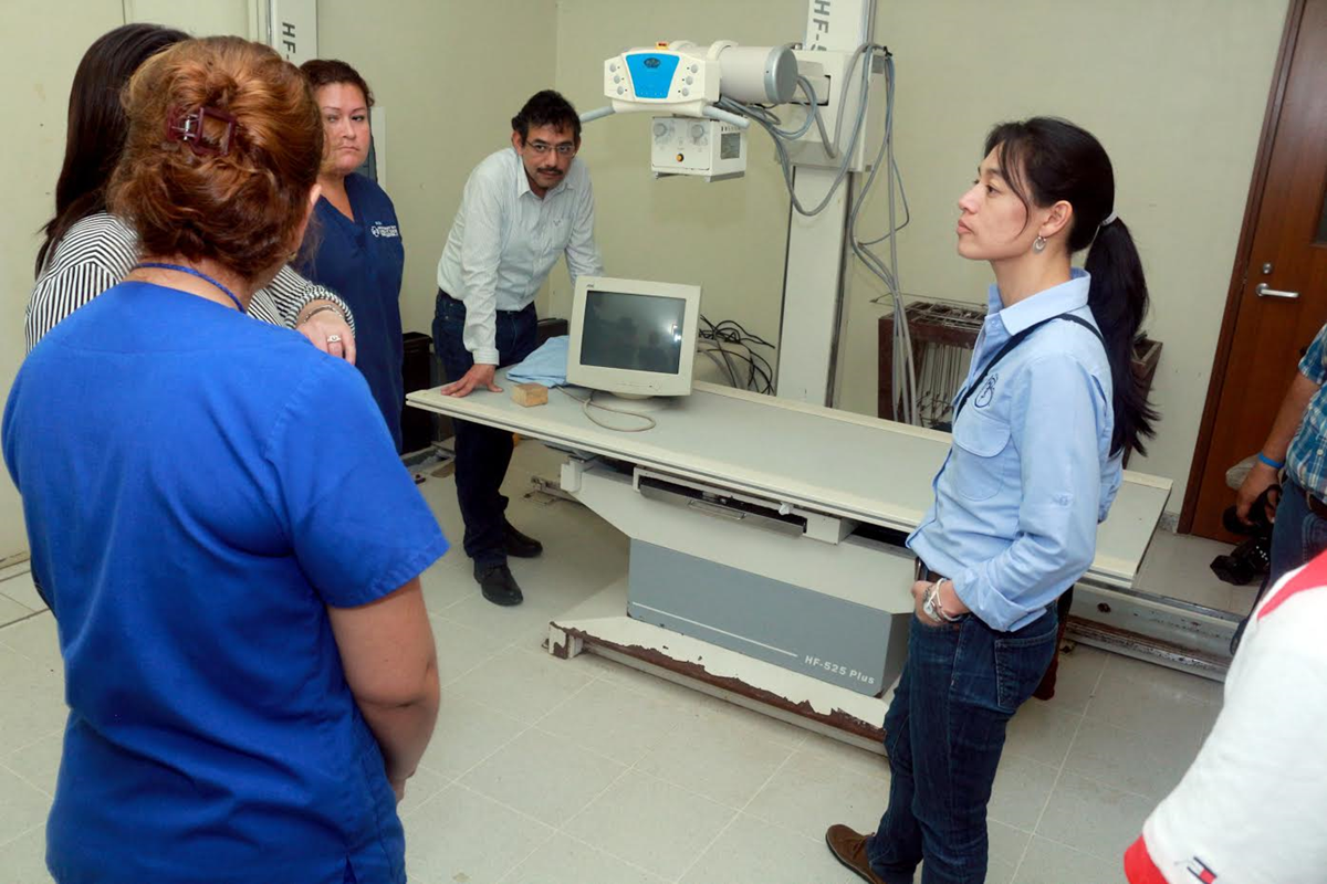 La Doctora Heidy Ortiz (d), directora del Hospital Nacional de Puerto Barrios, explica la situación en que se encuentra el aparato de rayos x a la ministra de Ministra de Salud Lucrecia Hernandez (i). (Foto Prensa Libre: Dony Stewart)
