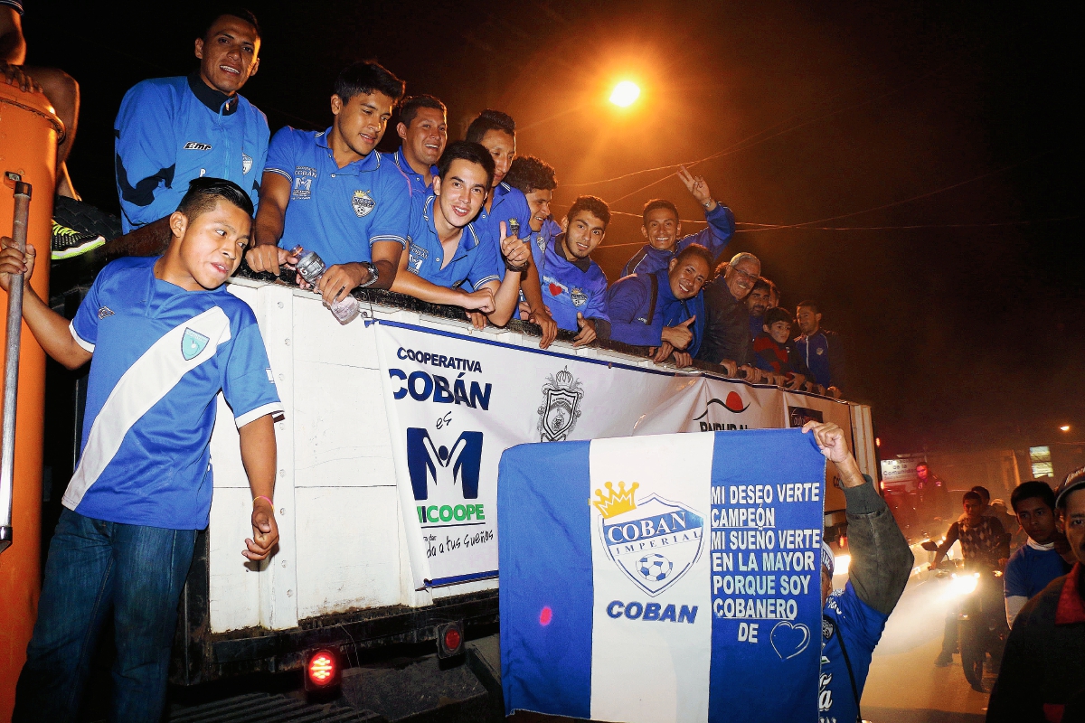 Al entrar a Cobán, los jugadores se bajaron del bus para luego ser trasladados en un camión hasta el parque central. (Foto Prensa Libre: Eduardo Sam Chun)
