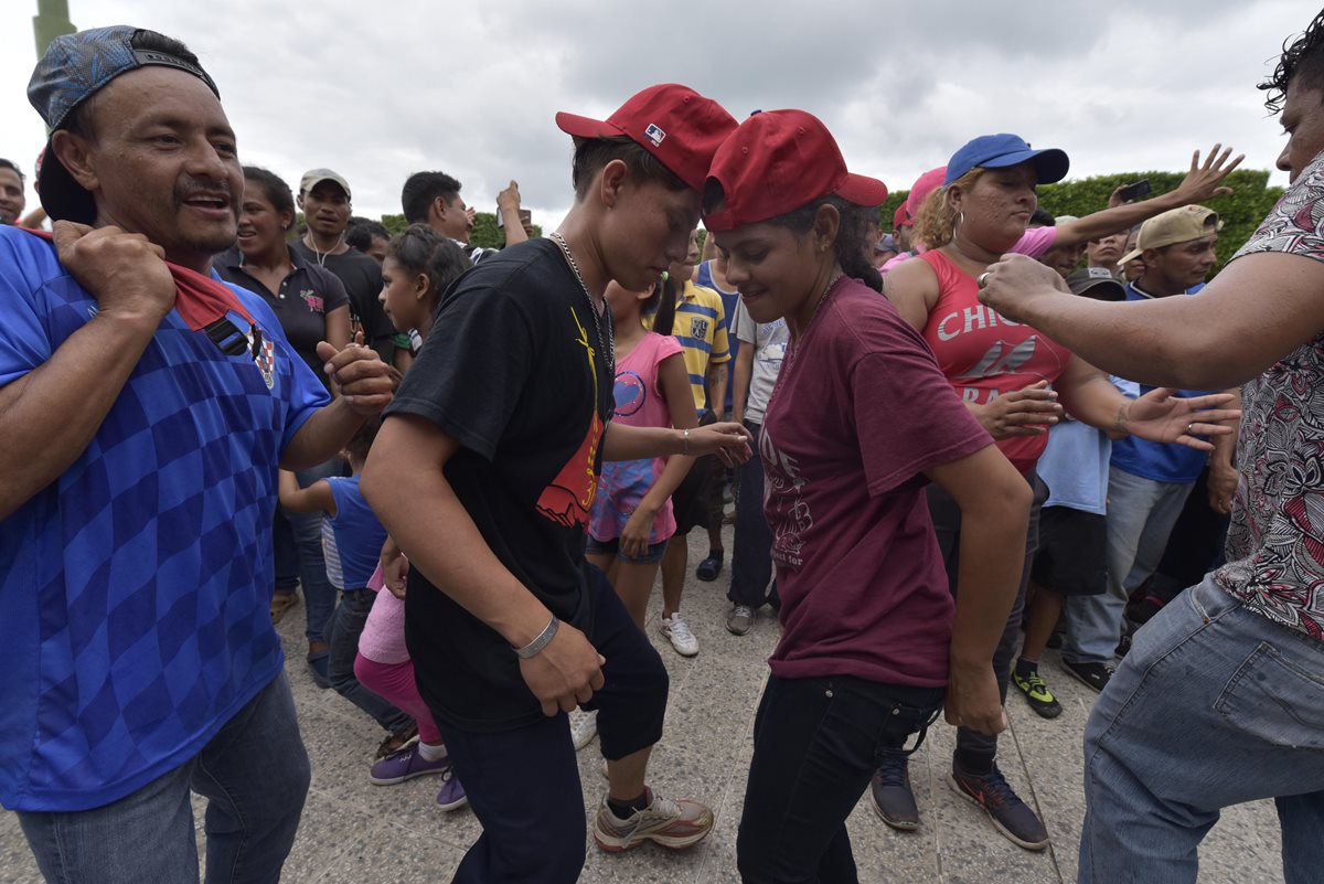 Algunos migrantes hondureños celebraron este domingo luego de ingresar a territorio mexicano.