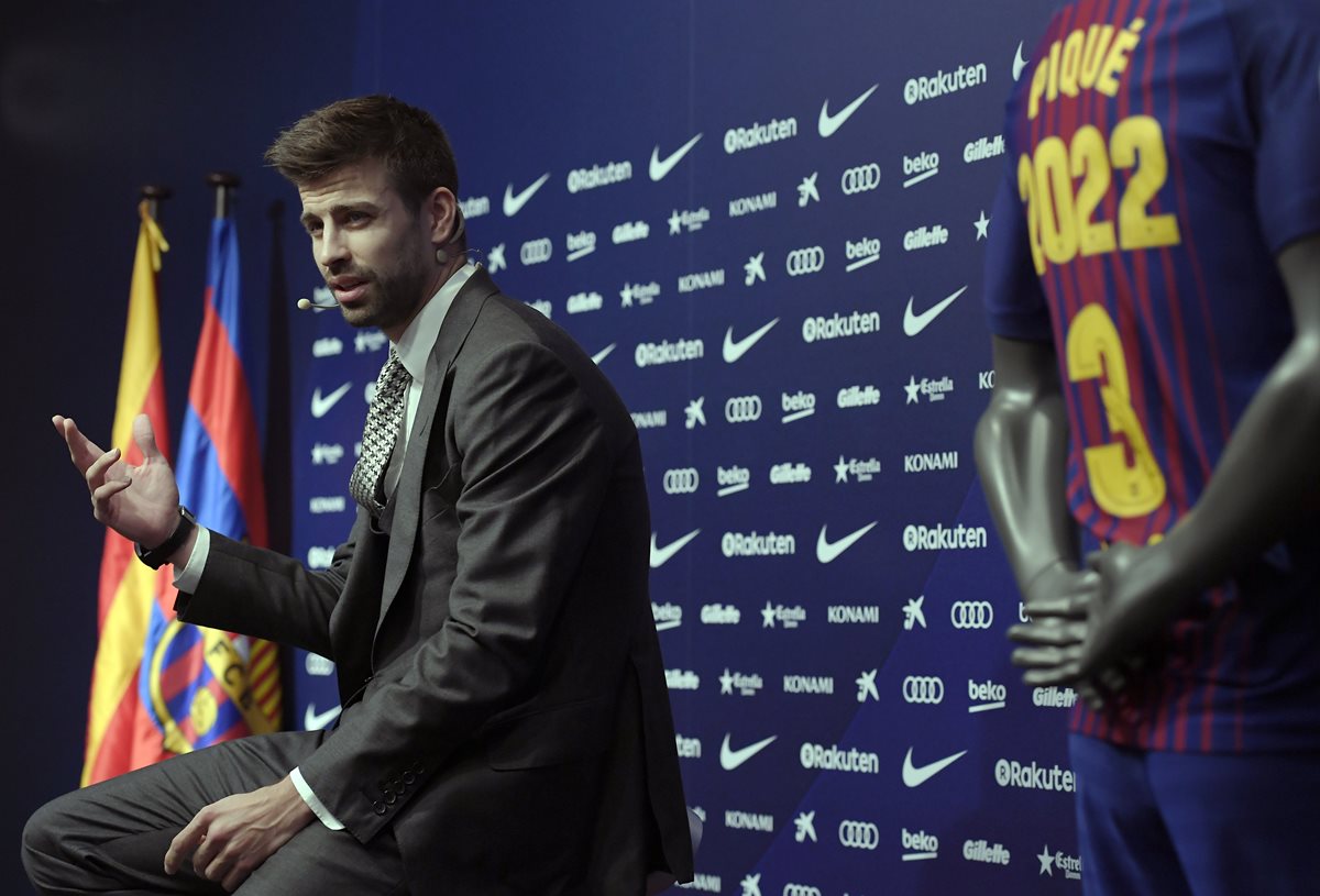 Gerard Piqué durante la conferencia de prensa por su renovación con el FC Barcelona. (Foto Prensa Libre: AFP)