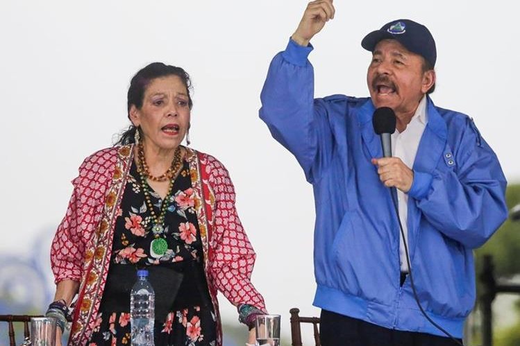 El presidente de Nicaragua, Daniel Ortega acompañado de su esposa y vicepresidente Rosario Murillo da un mensaje a simpatizantes sandinistas. (AFP)