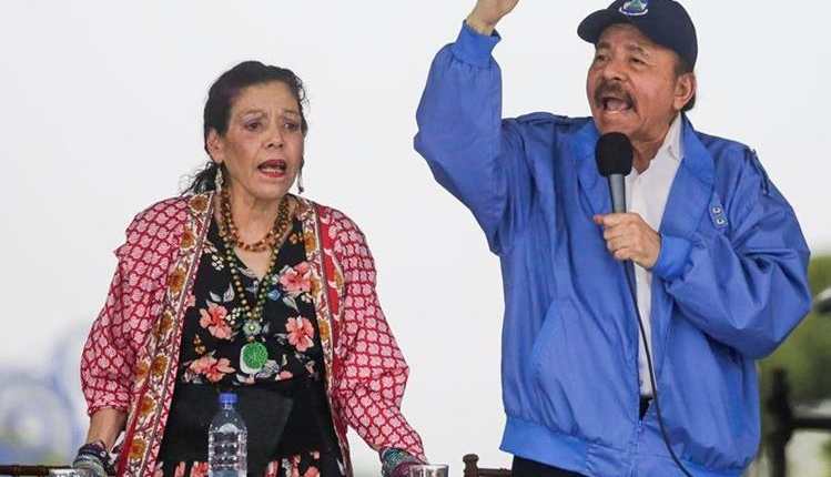 El presidente de Nicaragua, Daniel Ortega acompañado de su esposa y vicepresidente Rosario Murillo da un mensaje a simpatizantes sandinistas. (AFP)