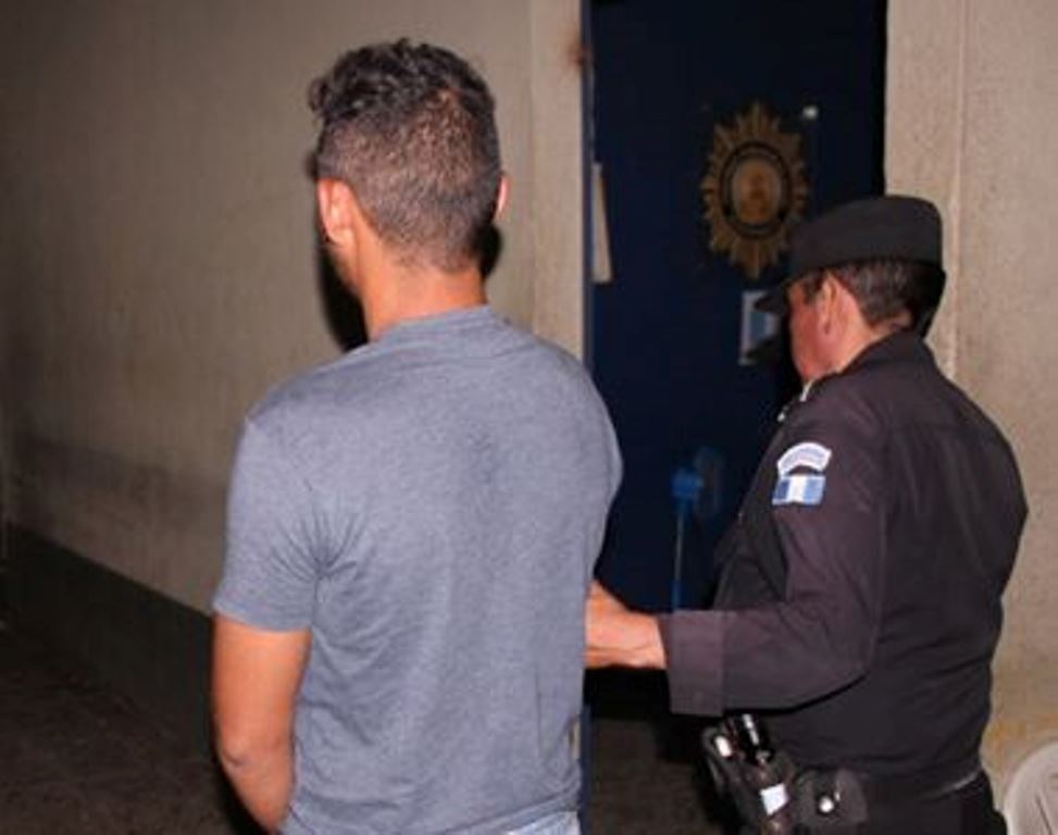 Yaser Adolfo Coro, presunto delincuente capturado en Santa Rosa. (Foto Prensa Libre: PNC).