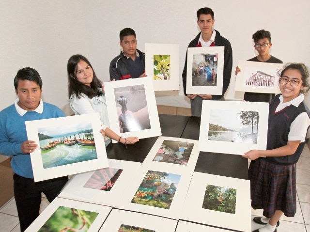Un grupo de jóvenes de FotoKids prepara su exposición por el aniversario de la Fundación. (Foto Prensa Libre: Keneth Cruz)