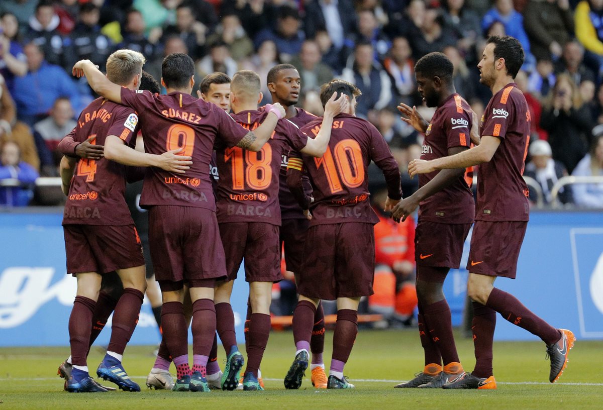 Los jugadores del FC Barcelona festejaron en la casa del Deportivo La Coruña. (Foto Prensa Libre: EFE)