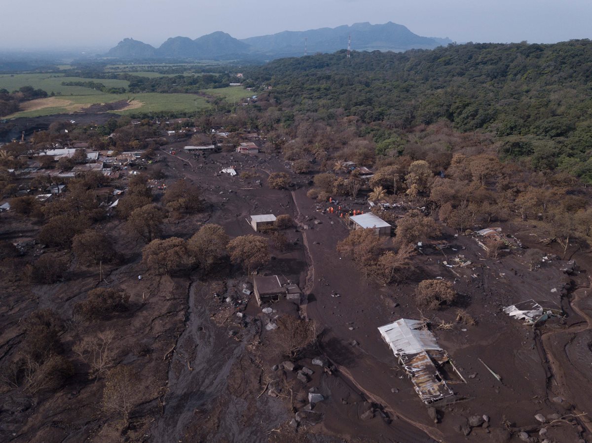 Fotografía tomada con un dron donde se muestra un área afectada después de la erupción del pasado 3 de junio y de los constantes lahares procedentes del Volcán de Fuego. (Foto Prensa Libre: EFE)