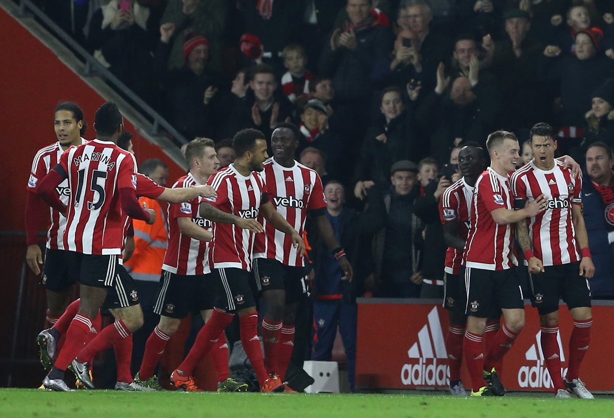 Los jugadores del Southampton festejan tras haber vencido al Arsenal, este sábado. (Foto Prensa Libre: AFP).