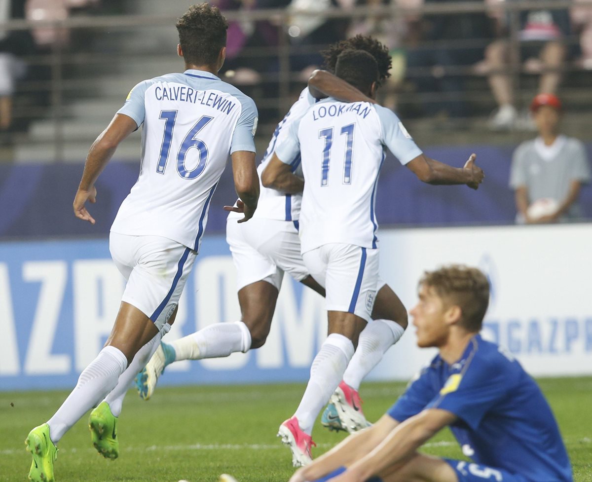 El jugador inglés Ademola Lookman (11) celebra un gol en la semifinal del Mundial Sub 20 contra Italia. (Foto Prensa Libre: EFE)