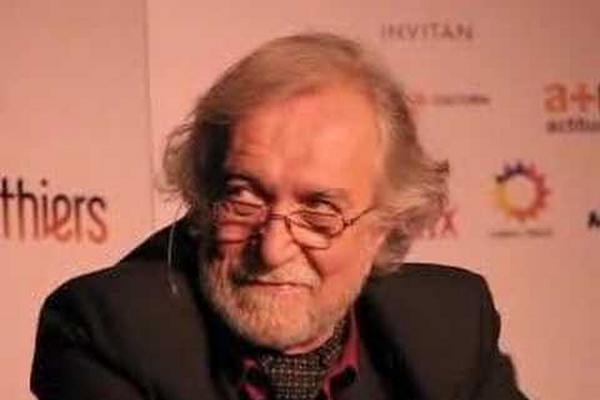 Ernesto Acher es un músico que perteneció al grupo de comedia y música clásica Les Luthiers.