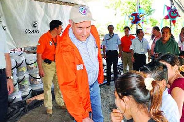 Funcionarios llevan alimentos y piñatas a los desplazados. (Foto Prensa Libre: La Crónica de Hoy)<br _mce_bogus="1"/>