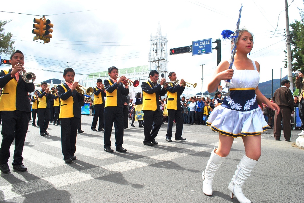 cuatro desfiles se tienen programado durante la feria, pero el del 15 de Septiembre es llevado a cabo por estudiantes de secundaria.