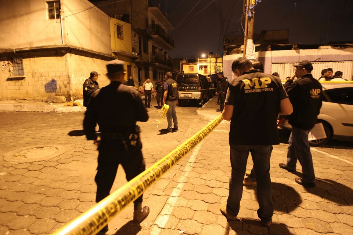 En la colonia La Verbena zona 7 de la capital, desconocidos mataron a balazos a tres hombres. (Foto Prensa Libre: Érick Ávila)