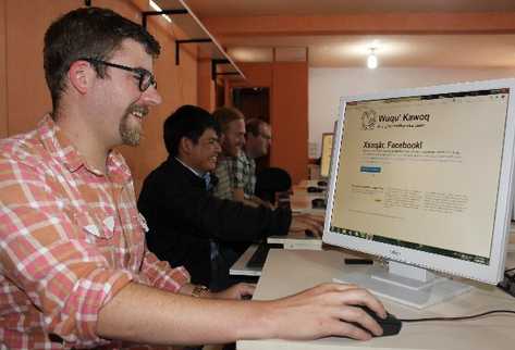 La ONG  Wuqu' Kawoq, con el apoyo de ingenieros de Estados Unidos, desarrolló una aplicación que permite utilizar Facebook en kaqchikel.