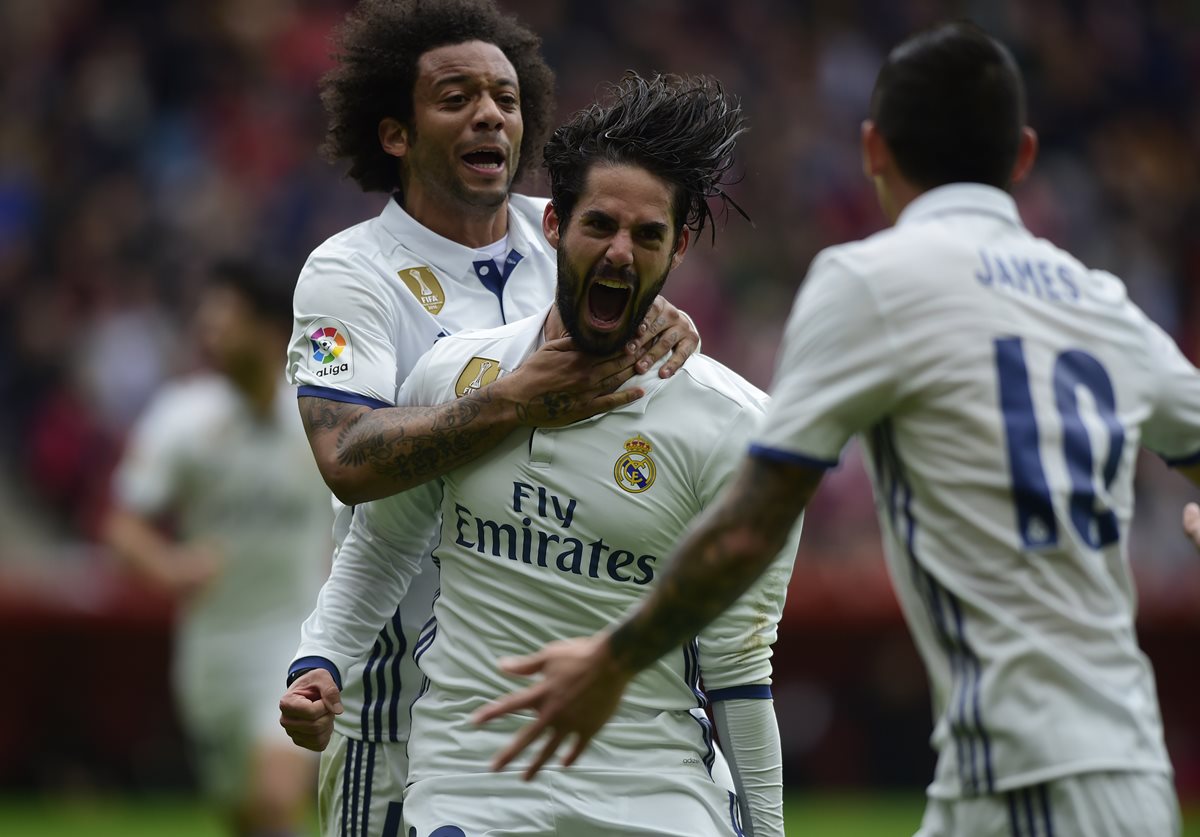 Isco Alarcón anotó el gol de la victoria del Real Madrid en su visita al Sporting de Gijón. (Foto Prensa Libre: AFP).