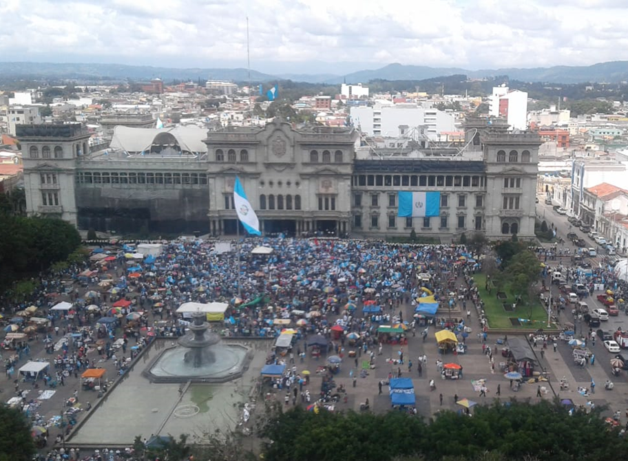 Miles de manifestantes llegan a la Plaza de la Constitución en donde protestan en contra del gobierno de Jimmy Morales. (Foto Prensa Libre: Esbin García)