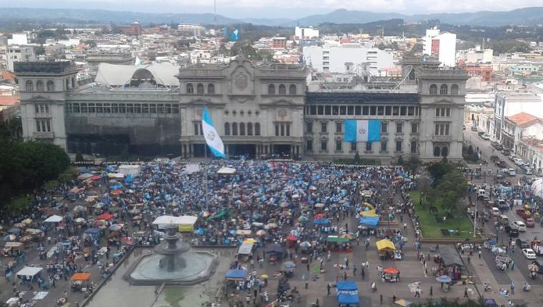 Miles de manifestantes llegan a la Plaza de la Constitución en donde protestan en contra del gobierno de Jimmy Morales. (Foto Prensa Libre: Esbin García)